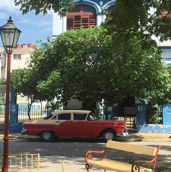 キューバの乗り合いタクシーの外観