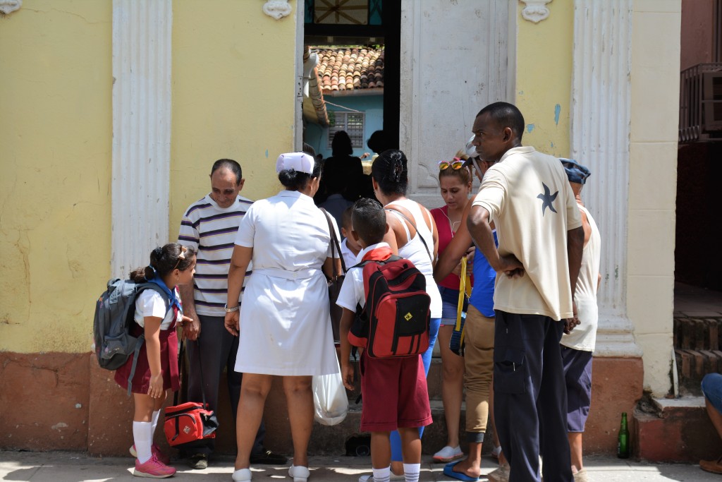 地方都市トリニダーで子どもたちを迎えに行く親たち。医療関係者の姿も