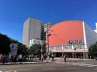 ハバナ新市街の映画館。映画「エルネスト」が上映されたのは、近くにある「インファンタ」のシアター